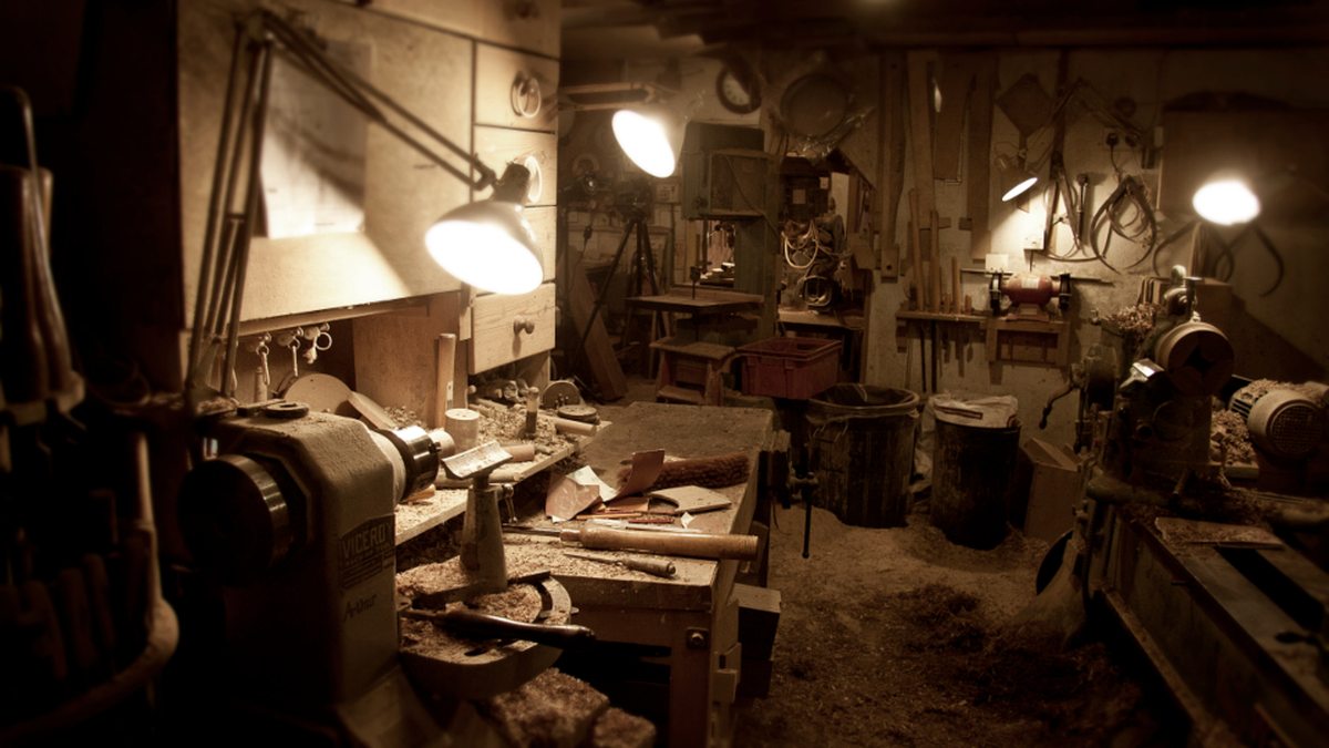 Bespoke Joinery or Off-the-Shelf? A Dubai Office Guide